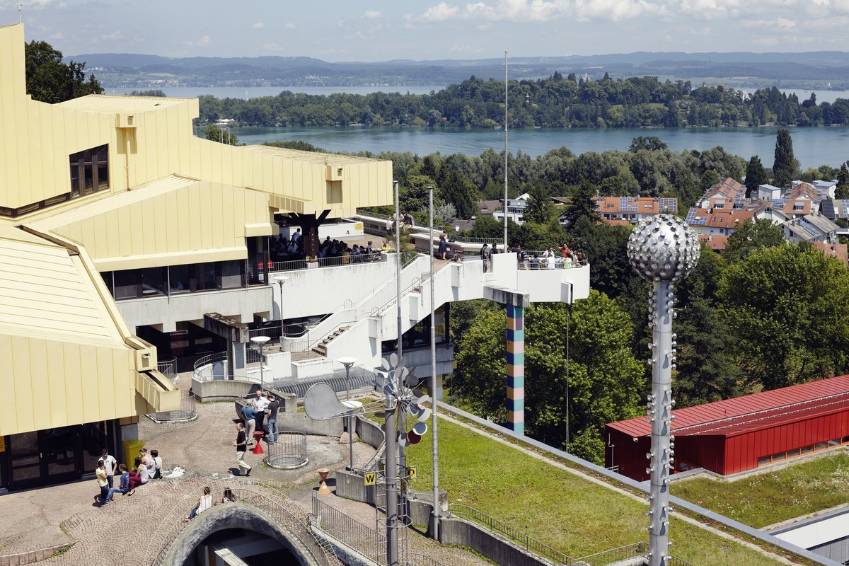 Innenhof und Ausblick auf die Mainau